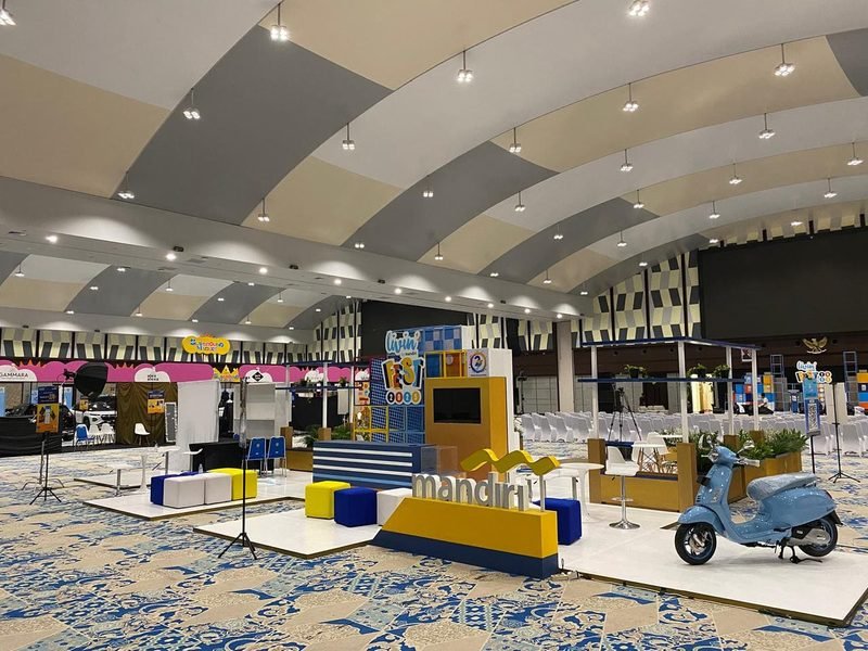 Booth dan panggung utama Livin' Fest 2025 di hall konvensi