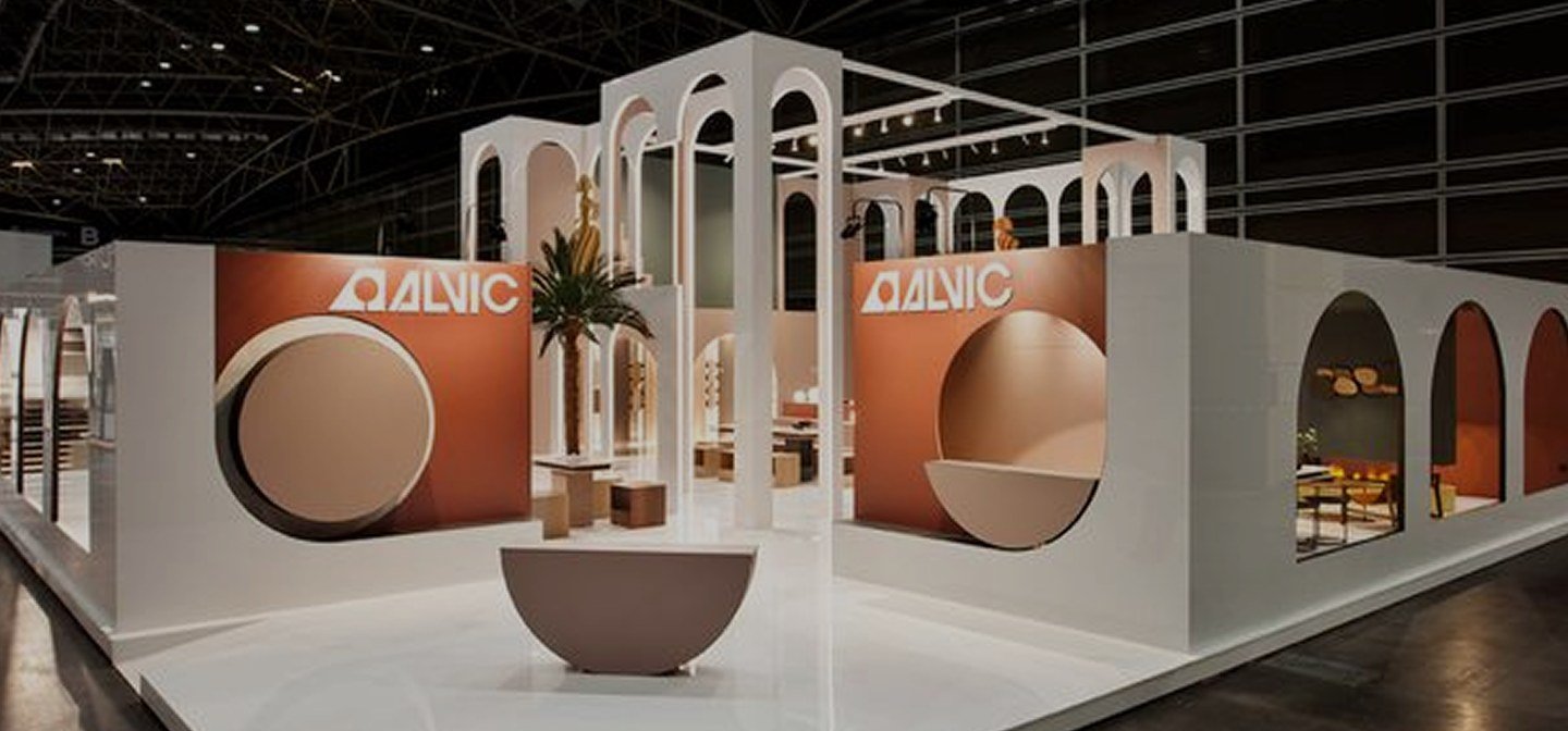 Exhibition booth dengan struktur arsitektural